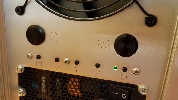 PC Mini-ITX com tela no gabinete 4