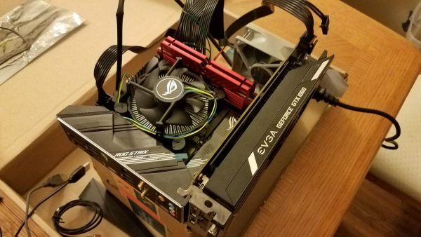 PC Mini-ITX com tela no gabinete 7