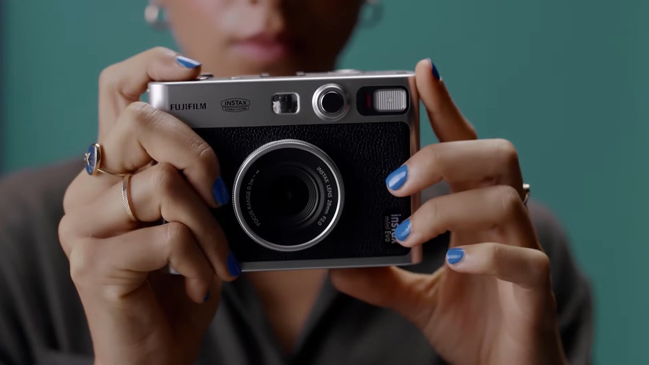 Instax Mini Evo: conheça a mais nova câmera instantânea híbrida da Fujifilm
