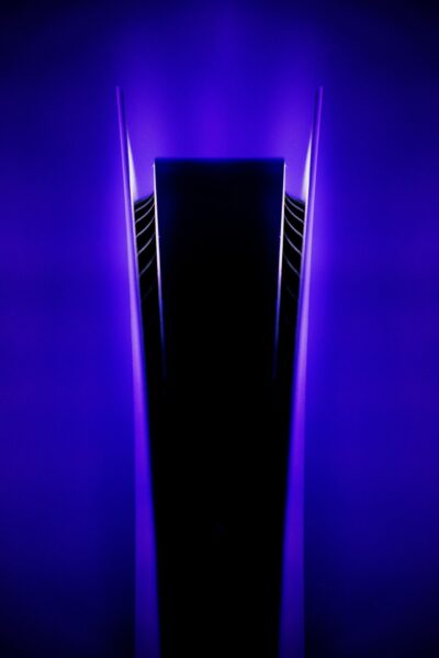 Imagem mostra o PlayStation 5 iluminado por luz escura