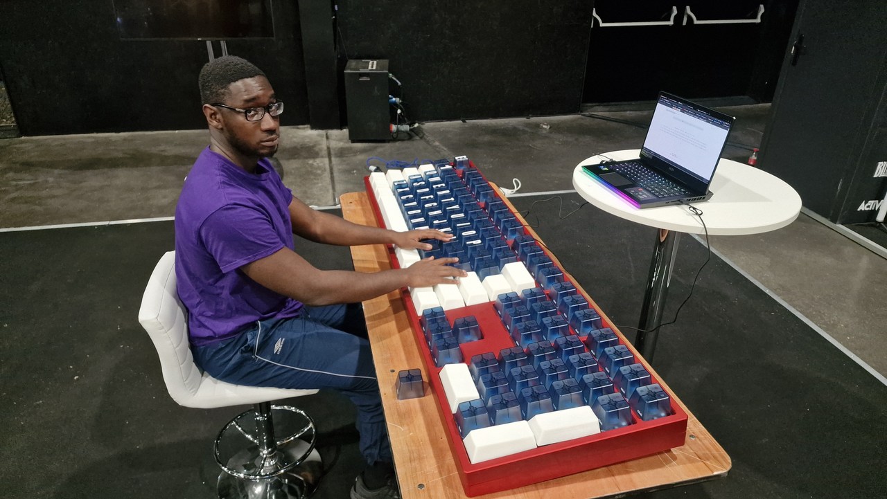 Youtuber cria teclado mecânico gigante (e funcional) de 1,80 m
