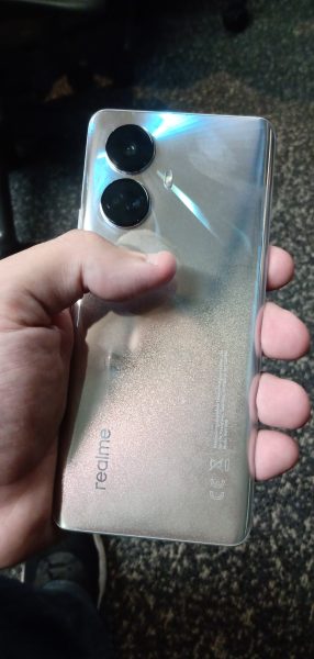 Imagem mostra o corpo do Realme 10 Pro+, que deve chegar ao mercado brasileiro em abril de 2023, a R$ 3.999