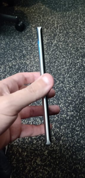 Imagem mostra o corpo do Realme 10 Pro+, que deve chegar ao mercado brasileiro em abril de 2023, a R$ 3.999