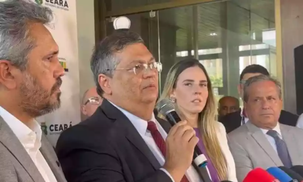 Foto mostra o ministro Flávio Dino, durante coletiva de imprensa