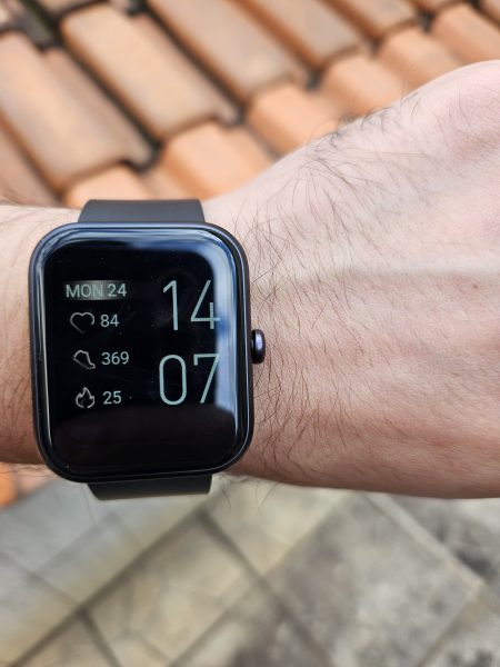 Imagem mostra o smartwatch KaBuM! Smart 700 no pulso