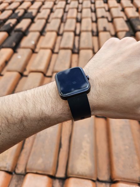 Imagem mostra o smartwatch KaBuM! Smart 700 no pulso