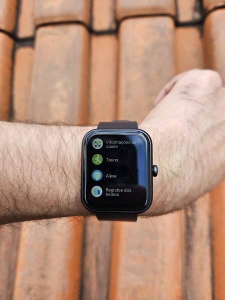 Imagem mostra o smartwatch KaBuM! Smart 700 no pulso