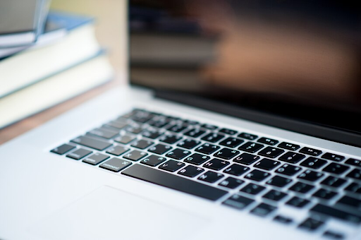 Imagem close-up de um notebook aberto.