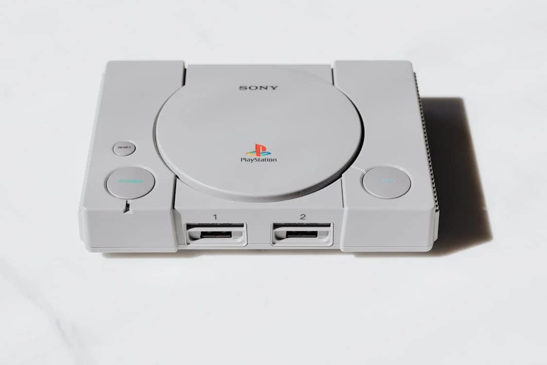 PlayStation 1 ao PS5 Pro: Evolução de Consoles e Serviços