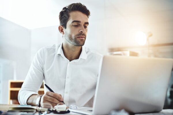 Dia dos Pais KaBuM! 2025: As Melhores Ofertas de Tecnologia 2 Homem Estudando