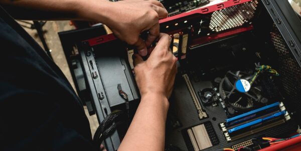 Dia dos Pais KaBuM! 2025: As Melhores Ofertas de Tecnologia 1 Homem Montando PC