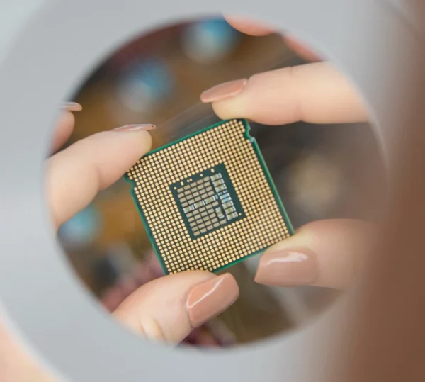 Como escolher processador: O guia definitivo para seu PC 1 Uma pessoa segurando um processador para PC