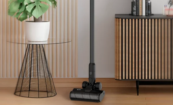 5 dicas de presentes de Natal: Do baratinho ao top de linha (Até R$ 3.500) 2 Aspirador Vertical KABUM! smart Lite em uma sala ambientada