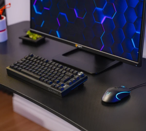 7 presentes criativos para Home Office: Dê um upgrade no trabalho remoto 2 Mesa Gamer Husky Snow Em Fibra De Carbono