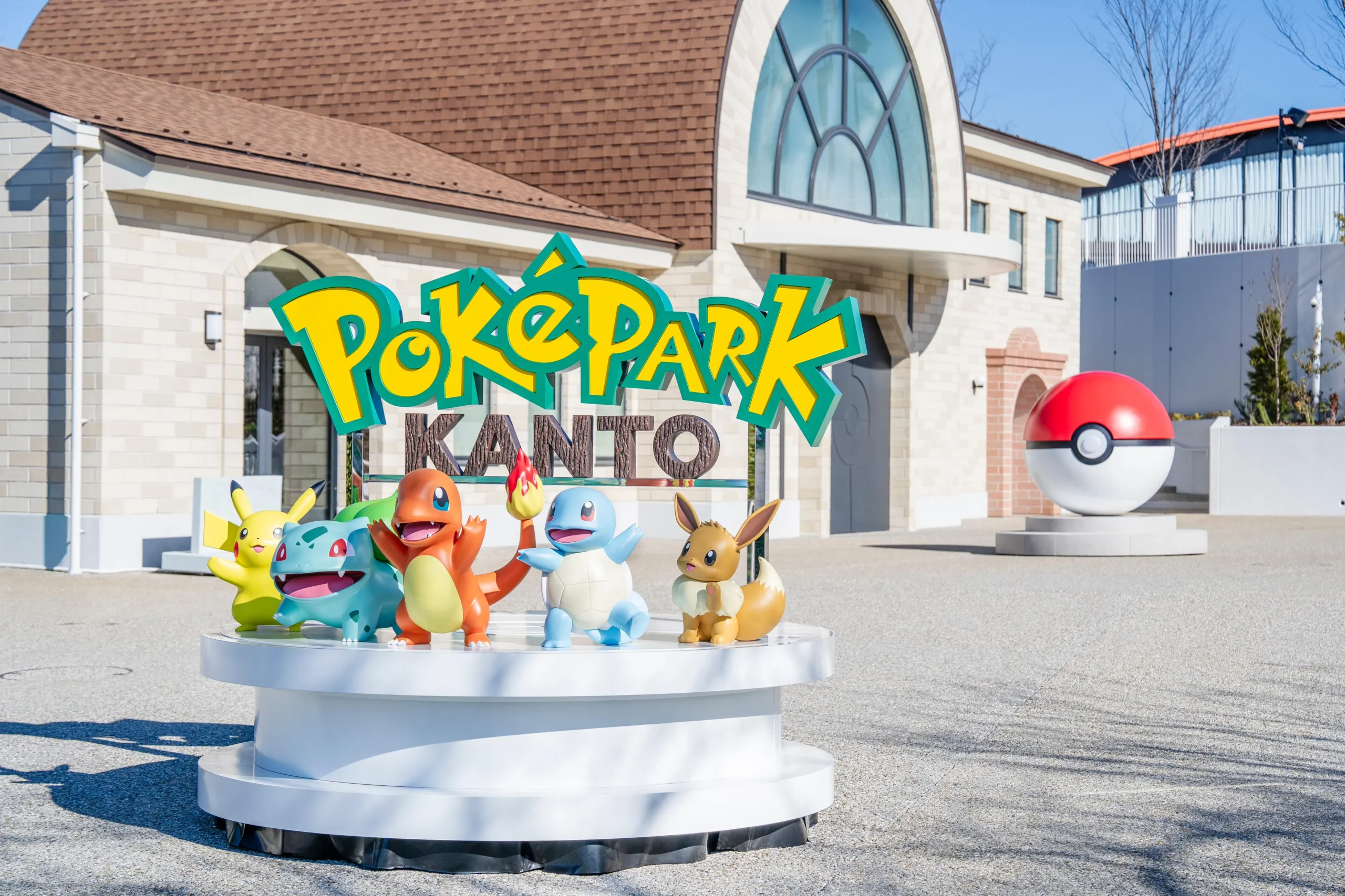 A entrada do PokéPark Kanto, o parque de Pokémon