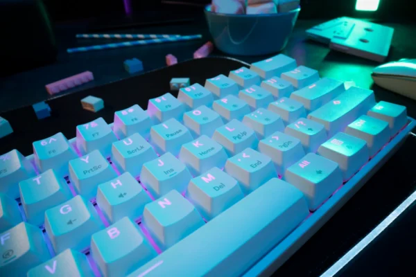 Qual teclado escolher em 2026? Teclado mecânico, semi-mecânico ou membrana 2 O teclado semi-mecânico é uma boa opção para quem busca trabalhar e jogar